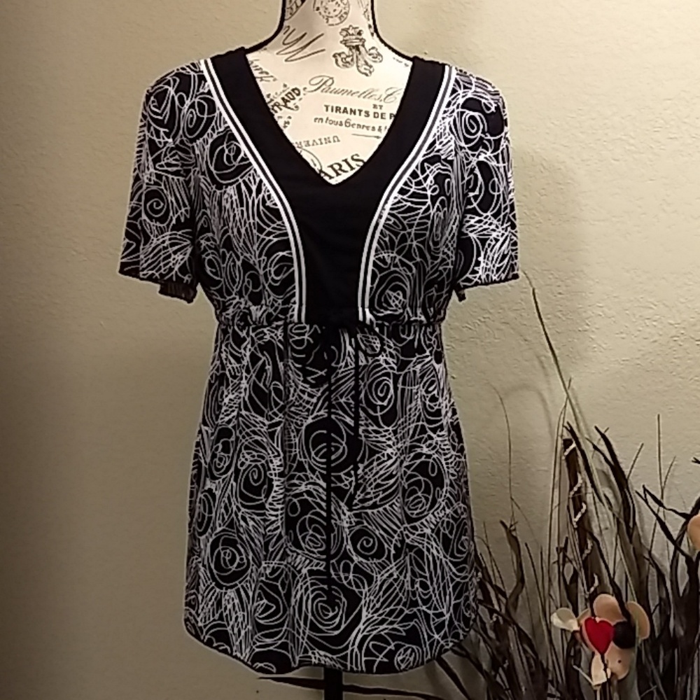 Black & White V-Neck Short Sleeve Women’s Top